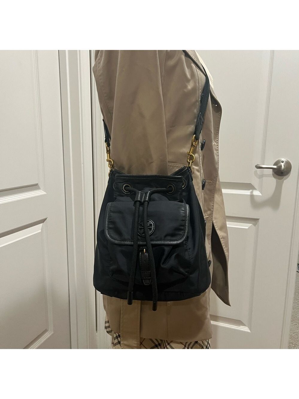 TORY BURCH SCOUT SMALL BLACK NYLON DRAWSTRING BUCKET - Picture 12 of 13